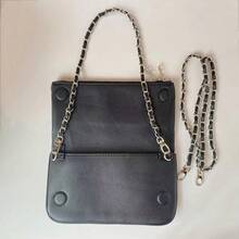 The New Women's Envelope Bag From ZVv, Released In 2026, Is A Small, Square Shoulder Bag (27 X 15 X 3 Cm) With A Chain Tassel In A Casual Retro Style. This Shoulder Bag, Featuring A Diamond-Encrusted, Wing-Shaped Chain, Is A Fashionable Must-Have For Banquets, Parties, Shopping Trips, And Dates. - 黑金色 - 查看 4