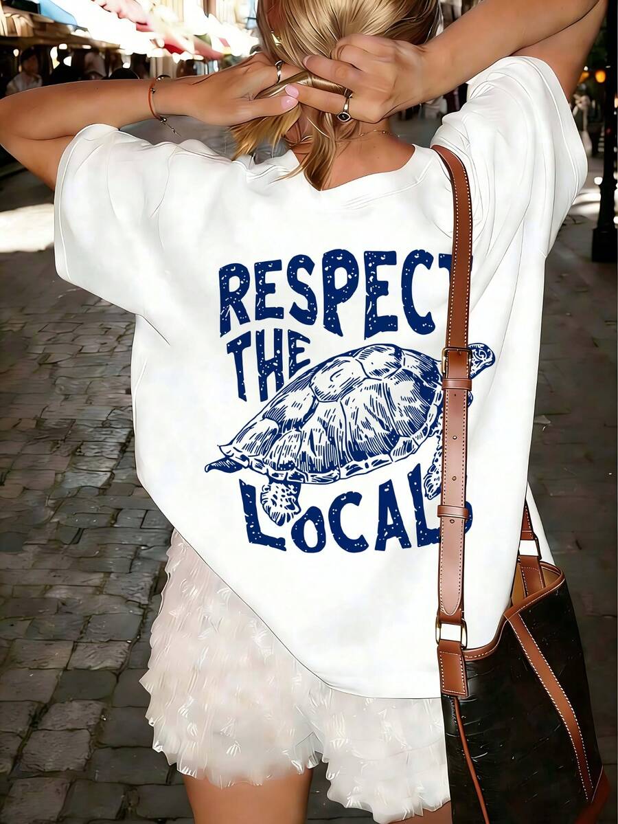 Tricou grafic pentru femei cu tema "Respect The Locals" Sea Turtle - Tricou alb cu mânecă scurtă și guler rotund, imprimeu albastru oceanic, top de vară cu atmosfera de vacanță la plajă, stil streetwear estetic de coastă, casual lejer - alb - Vizualizare 1