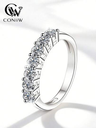 ConiiW 这款925纯银七星戒指镶嵌一颗0.7克拉莫桑石，风格时尚独特，休闲简约，经典复古，男女皆宜，适合情侣、婚礼等场合。是男士情人节、求婚、订婚、结婚、日常佩戴、约会、度假、蜜月、派对、生日、周年纪念、圣诞节或新年礼物的完美之选。