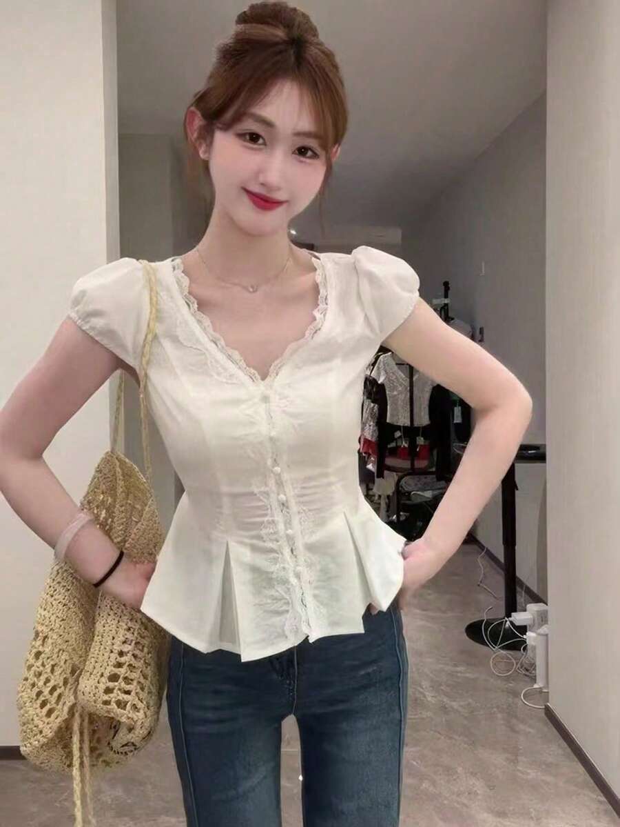 女士法式蕾丝边饰V领短袖白色雪纺衬衫，修身时尚夏季上衣 - 白色 - 查看 1