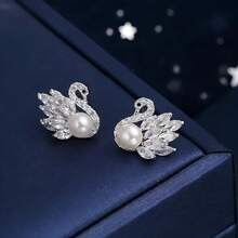 一对纯银鹅形耳环，人工养殖天然淡水珍珠，小巧简约的锆石镶嵌，可爱女士耳环 - 小鵝耳釘 - 查看 3