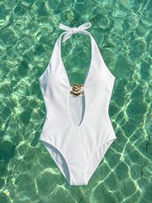 Maillot de bain une pièce blanc à col ras-du-cou et décolleté plongeant pour femmes FlowZen, nouvelle collection printemps/été. Design sexy avec boucle métallique et coupe ajourée, style bombshell Y2K. Gaine de maintien type palace, de luxe et Top de gamme. Convient pour le quotidien, les sorties décontractées, les fêtes, les vacances, les rendez-vous, la rue, les performances, l'extérieur, la rentrée, les festivals de musique, la Saint-Valentin, la remise des diplômes, les tenues de soirée, le style bombshell, amincissant et galbant - Blanc - Voir 1