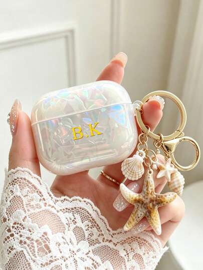 Personalisierter Buchstaben Name (2 Stücke Set, inklusive simulierte Seestern Aufhänge-Kette) matte Bluetooth Kopfhörer Schutzhülle, Strand Urlaub Muschel Seestern Pentagramm Tasche Anhänger Zubehör, europäischer und amerikanischer kreativer Mode tragbarer Kopfhörer Etui Set, kompatibel mit 1 2 3 4 Pro 2 Pro 3 4, personalisiert, Valentinstag Geschenk, gutes Geburtstagsgeschenk, Urlaubsgeschenk, Geschenk für Männer und Frauen
