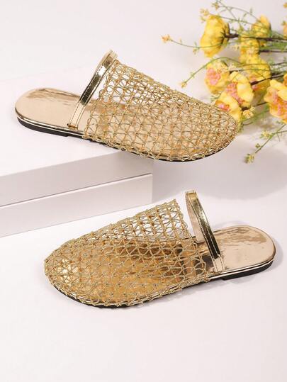 Dép xăng đan lưới màu vàng bóng, mũi tròn khoét rỗng, kiểu dáng slip-on, quai ngang đơn giản dành cho nữ, thích hợp cho mùa hè và hoạt động ngoài trời.