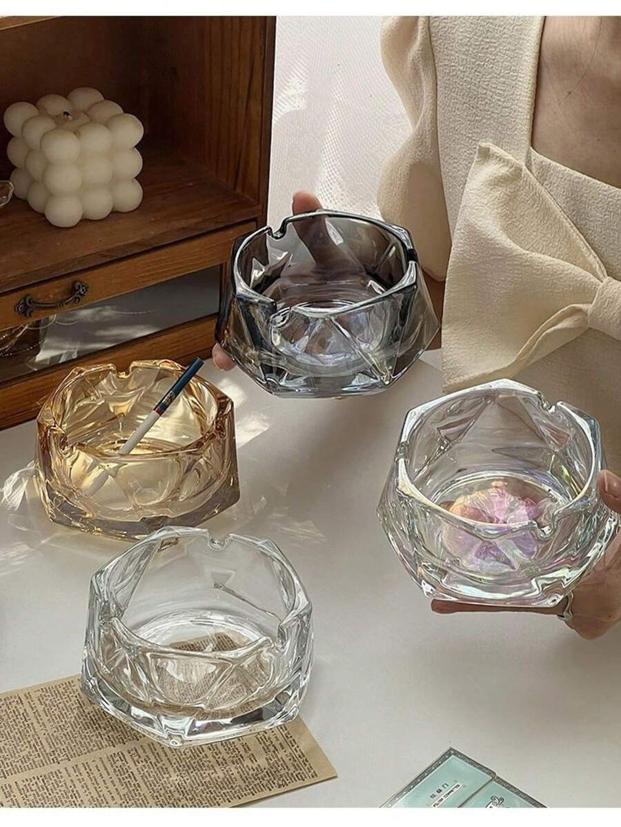 Gạt tàn thuốc bằng thủy tinh cắt hình thoi, thu gom tro và đầu mẩu thuốc lá, chống cháy và chịu nhiệt, dễ vệ sinh, chất liệu thủy tinh dày dặn. Thích hợp cho Giáng sinh, tân gia, Ngày của Cha, nhà cửa, phòng khách, phòng học, phòng ngủ, ban công, văn phòng, quán cà phê, quán bar, tiệc tùng, sân hiên ngoài trời, xe hơi, quà tặng, doanh nhân, người yêu thích trang trí nhà cửa, người thích giao lưu, người thích tiệc tùng, mọi mùa.