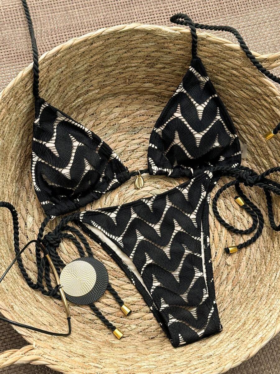 Conjunto de traje de baño de mujer con escote halter, tejido de cuerda macramé, tela de red, colgante metálico, espalda descubierta y lazos laterales, adecuado para playa, resort, vacaciones de primavera/verano/otoño - Negro - Ver 1