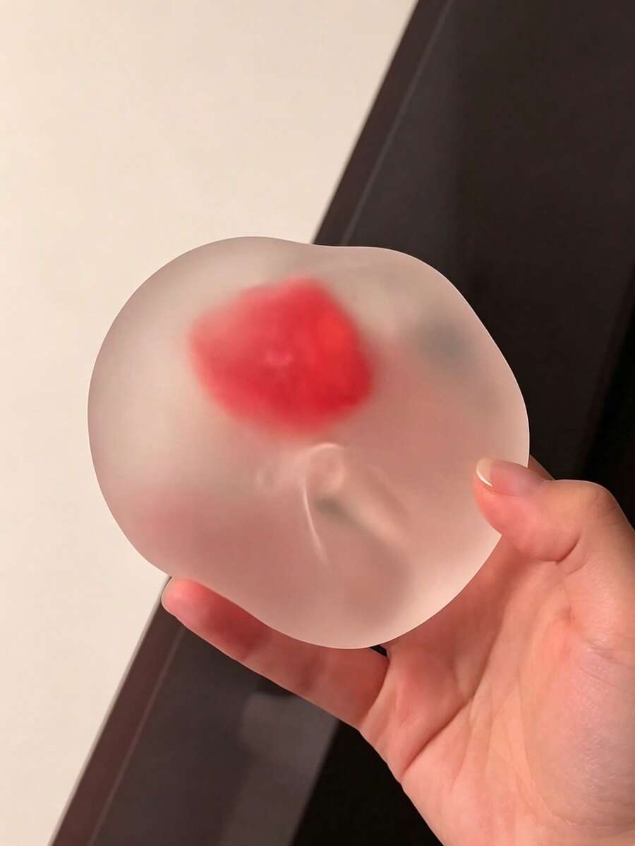 慢回弹草莓麻糬，柔软有弹性的创意玩具。可挤压、揉捏玩耍，有助于缓解压力，舒缓身心。是游戏、派对、生日、节日的理想礼物。