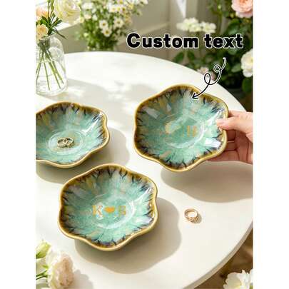 Khay đựng trang sức bằng gốm sứ mạ vàng khắc hoa văn theo yêu cầu - Khay đựng đồ trang sức cá nhân hóa với lớp men xanh rạn nứt (có thể khắc tên/chữ cái đầu/ngày tháng), hộp đựng nhẫn thanh lịch, quà cưới độc đáo, thích hợp làm quà tặng cho phù dâu, cô dâu và quà đính hôn.