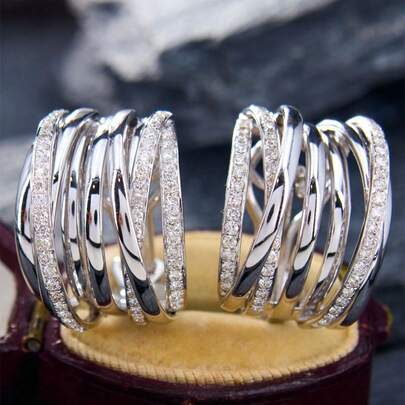 一对优雅的立方氧化锆耳钉，专为女性设计，适合婚礼、订婚、周年纪念派对、情人节礼物