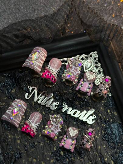 10 piezas Puntas de uñas cortas de pato hechas a mano que cubren por completo, juego de uñas acrílicas que incluye uñas rosas, manicura francesa en negro y blanco, puntos negros pintados a mano, estampado de leopardo en negro y rosa, lunares rosas, líneas blancas asimétricas, cadena de plata 3D, estrellas, mariposas, tallas de corazón, rhinestones en rojo rosa, diamantes cuadrados, flores de 5 pétalos rosas y otros decoraciones de arte de uñas, suministros de uñas acrílicas de estilo adolescente dulce y Y2K