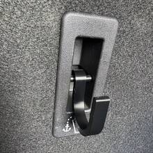 通用型车载雨伞架,头枕安装式挂钩,无需钻孔,节省空间,可用于存放雨伞、购物袋、手提包和汽车内饰装饰。 - 彩色 - 查看 9