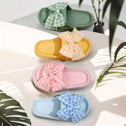 1 đôi dép xỏ ngón đế dày chống trượt, kiểu dáng tối giản, đa năng, thích hợp cho kỳ nghỉ hè ở bãi biển. Dép xỏ ngón tự thiết kế thắt nơ kẻ caro, phù hợp cho bãi biển, hẹn hò, tiệc tùng và mặc hàng ngày. Thích hợp sử dụng trong nhà và ngoài trời, đôi dép xỏ ngón đế dày này có thiết kế thắt nơ thời trang và đa năng.