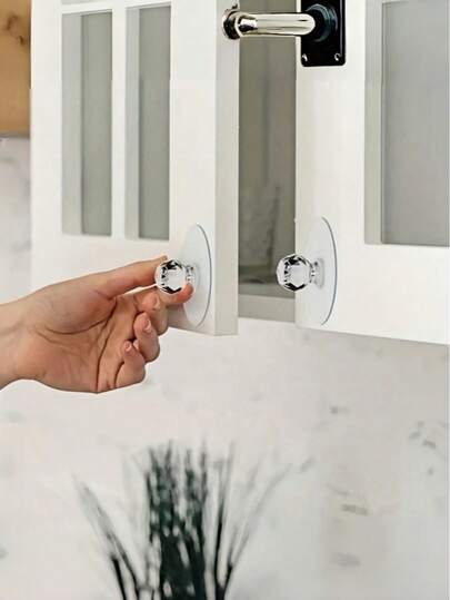 Tay nắm pha lê trong suốt, tay nắm nhựa hiện đại, phong cách lãng mạn Pháp, màu kem, rất đẹp mắt, dễ lắp đặt, chắc chắn và bền bỉ, chống trượt, tiết kiệm sức lao động và thoải mái, vô hình và không để lại dấu vết, thích hợp cho các bề mặt nhẵn, tủ, ngăn kéo, cửa trượt, nhà vệ sinh, v.v. Đây là tay nắm hút đa chức năng, dễ lắp đặt, không cần khoan, một móc treo tiện dụng.