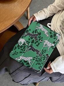 1 chiếc ốp lưng máy tính bảng màu xanh lá cây, họa tiết da báo, tương thích với iPad Mini4/Mini5/Mini6/Mini7/Air/Air2/9.7/10.2/10.5/Air4/Air5/10.9/Pro 11-Inch/Thế hệ thứ 10/ Air 11-In.(M2)-2024/ Pro11-In.(M4)-2024/Air 11-Inch (M3) 2025/ (A16) 11 Inch Thế hệ thứ 11 2025/ Air 8(M4)2026(11-Inch), Galaxy Tab A8 10.5 Inch 2022. Tính năng: Không kèm bút cảm ứng, khe cắm bút cảm ứng tích hợp, chân đế gập ba, bảo vệ cạnh bằng TPU mềm, chế độ ngủ/thức từ tính, thiết kế tối giản/sáng tạo/vui nhộn/cá nhân hóa, ốp lưng máy tính bảng gập ba có khe cắm bút cảm ứng. - Nhiều màu - Xem 6