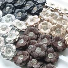 10/20 piezas Botones redondos retro versátiles con textura de flores de rhinestone para suéter, cárdigan, camisa decoración DIY - multicolor - Ver 9