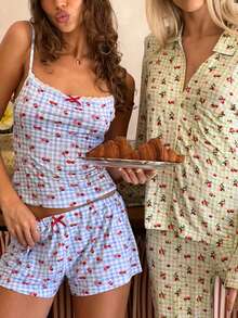 Conjunto de 2 piezas de camisola y shorts de verano fresco azul a cuadros con encaje de cereza para mujer Dirp Noir, camisola con escote en V y hombros descubiertos con detalle de lazo rojo y cordón, adecuado para dormir en casa, descansar en verano, fiesta de pijamas de chicas, sesión de fotos privada, uso casual, regreso a la escuela - Multicolor - Ver 4