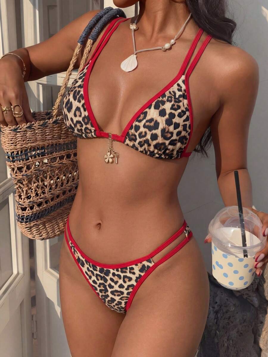 Bộ bikini họa tiết da báo, thiết kế cổ yếm tam giác với dây đeo vai có thể điều chỉnh, chi tiết buộc dây phía sau, mút đệm có thể tháo rời, chất liệu vải mềm mại co giãn, điểm nhấn màu đỏ tương phản nổi bật, bộ đồ bơi 2 mảnh gợi cảm. - Đỏ - Xem 1