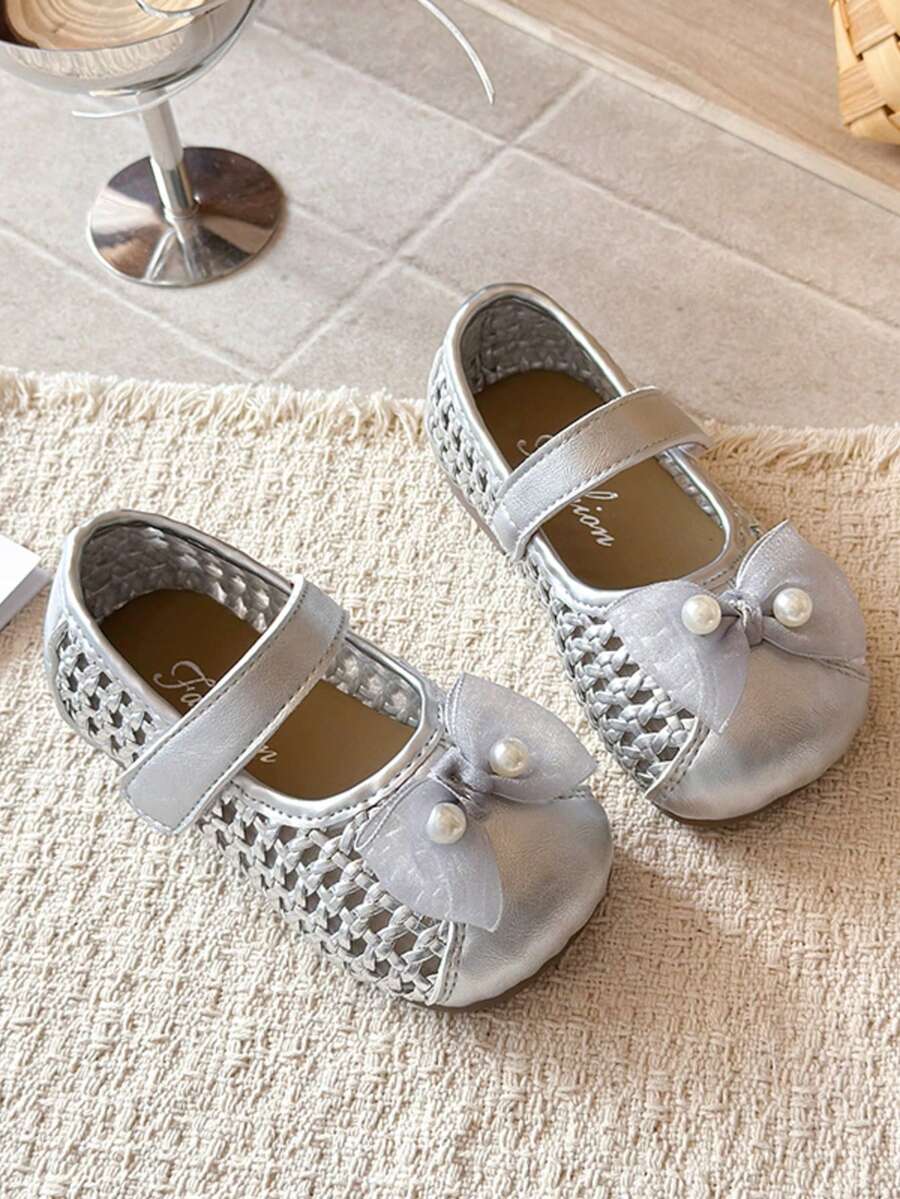 1 Pair Children's Summer Hollow Closed Toe Sandals, Girls' Breathable Non-Slip Soft Bottom - Silver - View 1