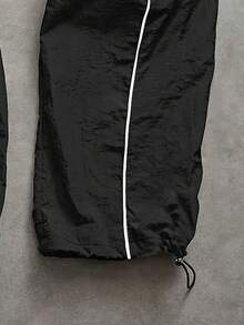 Quần jogger nam dáng rộng, chất liệu nylon nhăn nhẹ, có dây rút ở eo, phối màu bên hông và đường may nổi bật, phong cách đường phố năng động, thích hợp mặc hàng ngày, mùa xuân/hè. - màu đen - Xem 4