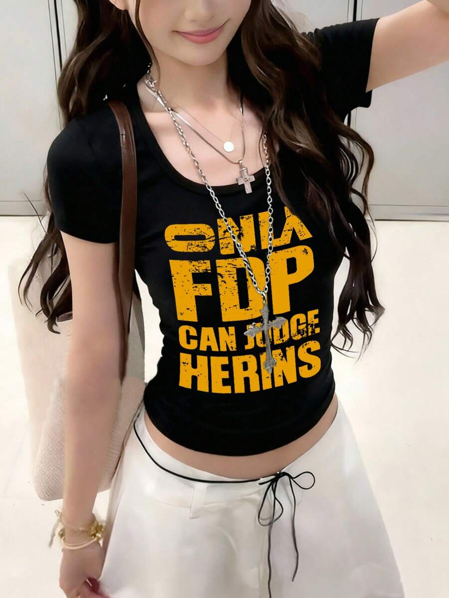 Camiseta de mujer de cuello en U y manga corta, estilo estadounidense "Babe", nueva impresión de letras de verano, versátil, ajustada y corta, casual en color negro - Negro - Ver 1