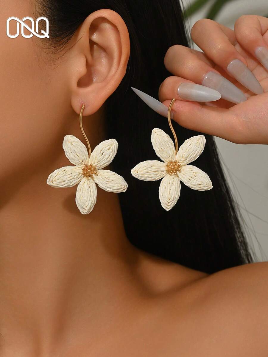 OOQ 1 Pair Fashion Textured Line Geometric 5-Petal Handwoven Raffia Earrings, Fresh Sweet Handmade Colorful Raffia Textured Floral Earrings Suitable For Women's Daily, Vacation, Party Wear (Handwoven Method Random, Handmade May Have Glue Residue) - White - View 1