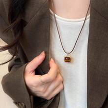 1 pieza de collar de cadena larga con colgante de resina estilo simple y ajustable, con cordón de cuero vintage, adecuado para uso diario, regalo del Día de San Valentín, apto para todas las estaciones - Collar cuadrado - Ver 3