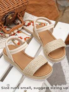 1 par de sandalias de verano para niñas, de estilo minimalista y de moda para vacaciones en la playa, con cuña tejida y suela gruesa, sandalias de paja trenzada de verano para niños, adecuadas para vacaciones y uso diario - Beis - Ver 2