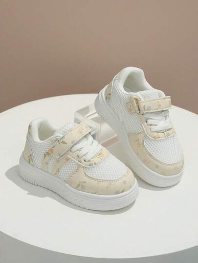 Giày thể thao casual lưới hoa văn mới cho bé gái mùa xuân/hè 2026, đế mềm chống trượt, thoáng khí, màu trắng, giày thể thao đa năng cho trẻ em.