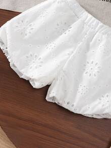 Bộ 2 món cho bé gái mùa hè, áo vest và quần short cổ tròn khoét hoa, không lưng, viền bèo nhún, kiểu dáng thường ngày dễ thương. - trắng - Xem 7