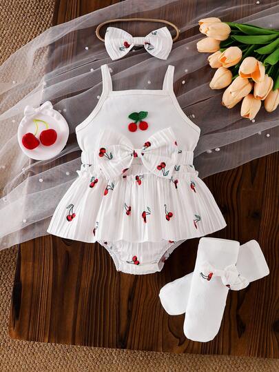 Bộ 4 món cho bé gái: Áo liền quần không tay với nơ 3D, dây thắt eo, viền bèo nhún, băng đô và tất có nơ 3D trang trí, ngọt ngào và tươi mát cho mùa hè.