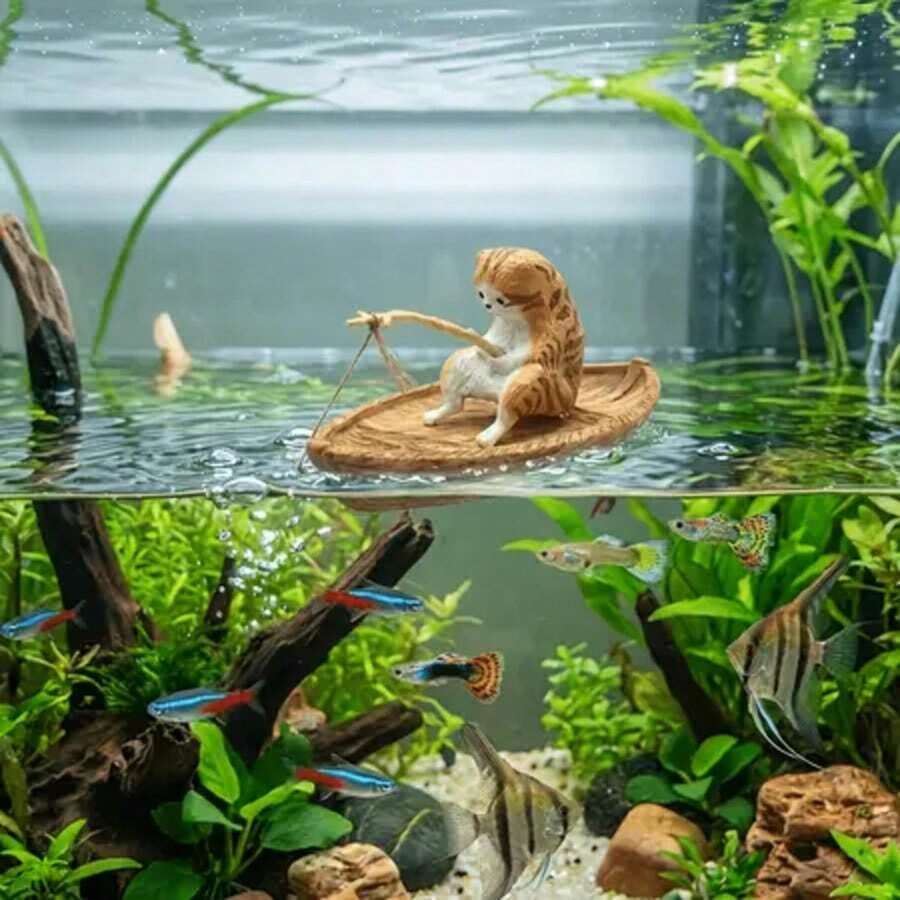一套创意可爱猫咪钓鱼船摆件，高品质树脂材质，经久耐用，适用于水族箱、海洋主题微景观装饰，细节逼真，可作水族箱和盆栽植物配件。