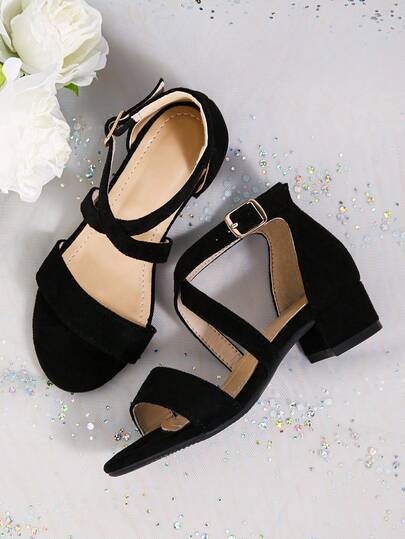 Giày sandal cao gót một quai màu sâm panh cổ điển, phù hợp cho váy dự tiệc ngoài trời mùa hè.
