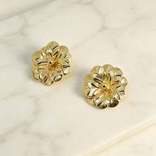 1 Pair Vintage Hong Kong Style Iron Alloy Embossed Floral Stud Earrings, Suitable For Women's Afternoon Tea Party Or Retro Chic Outfit - Multicolor - View 6