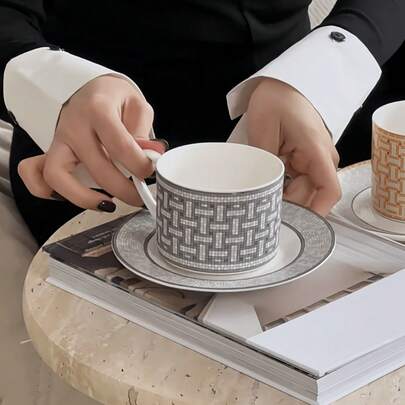 Bộ tách và đĩa sứ mạ bạc họa tiết hình học, bộ tách và đĩa cà phê sang trọng kiểu cổ điển, thích hợp cho các buổi họp mặt, tráng miệng, trà chiều, bộ đồ uống lấy cảm hứng từ kiến trúc điêu khắc, thích hợp cho các dịp lễ, tiệc tùng, nhà hàng, phòng khách, quán cà phê.