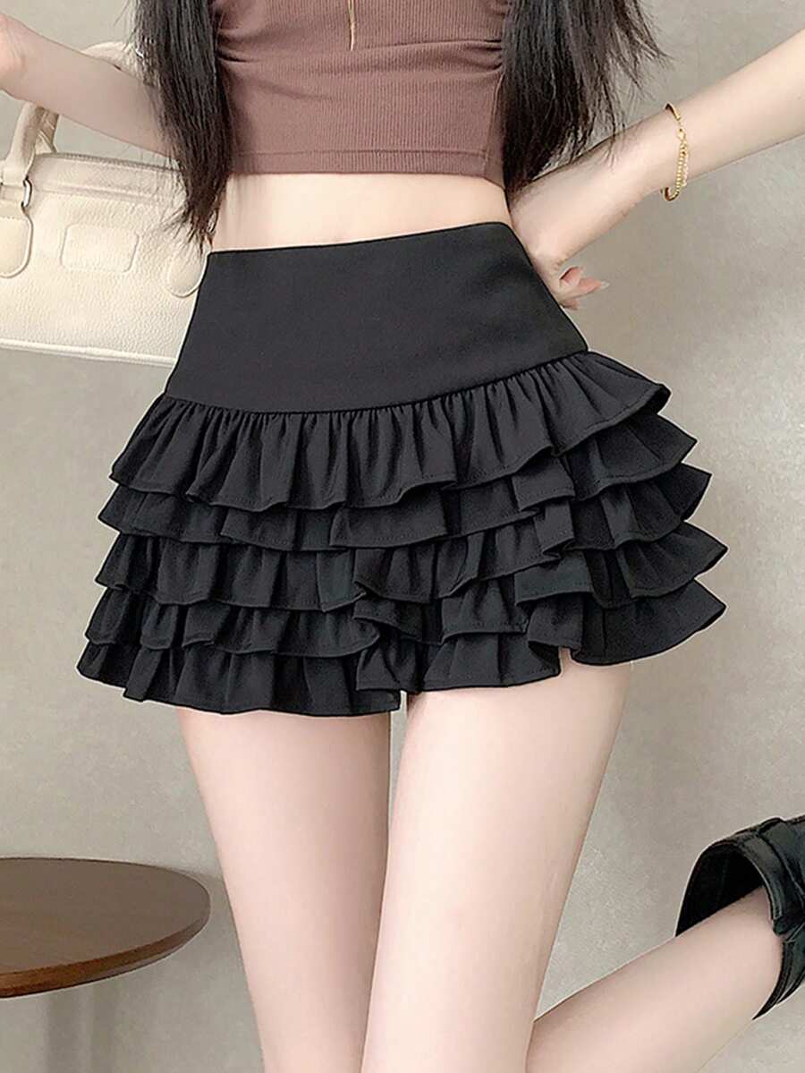 Chân váy ngắn nữ màu đen trơn, nhiều lớp, xếp ly ở gấu váy.