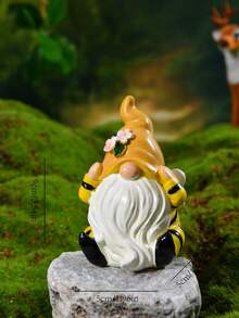 迷人的树脂矮蜜蜂雕塑摆件——花园和家居必备！这款矮小的装饰品饰有花卉和动物图案，非常适合摆放在室内架子上、户外花园中，也是送给矮人爱好者的绝佳礼物。用这款充满奇思妙想的摆件装点您的空间。 - 彩色 - 查看 9