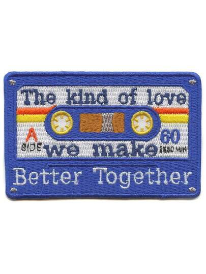 1 miếng vá thêu chữ "The Kind Of Love We Make Country Better Together" (Loại tình yêu mà chúng ta tạo ra) có thể ủi được.
