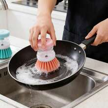 Bàn chải cọ nồi tự động có chức năng phân phối nước rửa, bàn chải cọ chảo chống dính dầu mỡ dùng trong nhà bếp, bàn chải vệ sinh, bàn chải rửa chén bát có chức năng phân phối nước rửa, trợ thủ đắc lực cho việc dọn dẹp nhà bếp! Chỉ cần nhấn để tự động phân phối nước rửa, làm sạch dễ dàng mà không làm hỏng dụng cụ nấu nướng, chống dính dầu mỡ, dễ dàng làm sạch nồi, chảo và bát đĩa, kết hợp tính thẩm mỹ và tính thực tiễn, giúp việc rửa chén bát và làm sạch nồi chảo trở nên dễ dàng hơn, dụng cụ dọn dẹp nhà bếp thiết yếu! - 2 kiểu ngẫu nhiên - Xem 5