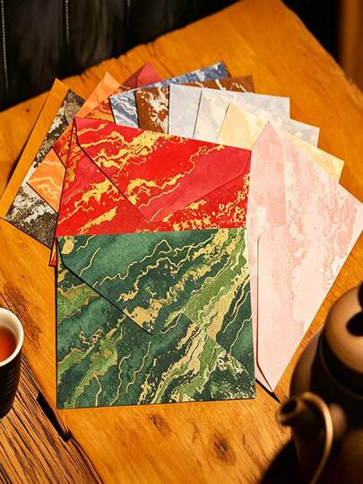 Bộ 3 phong bì cổ điển nhiều màu sắc, giấy dày dặn với họa tiết dập nổi nghệ thuật và vân đá tự nhiên, hoàn hảo cho những bức thư tình viết tay lãng mạn, thư tỏ tình, lời chúc kỷ niệm, quà tặng bất ngờ, túi đựng thư mạ vàng cổ điển sang trọng, vật kỷ niệm tình yêu đáng sưu tầm.