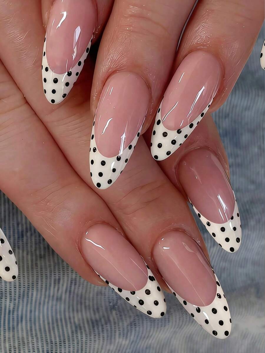 24 pezzi di adesivi per unghie a forma di mandorla di media grandezza per creare una nuova arte di unghie! Elegante design retrò a pois bianchi e neri su sfondo bianco nuvola, motivo a pois in contrasto classico bianco e nero, unghie finte con copertura completa, adatte per donne e ragazze. Include 1 foglio di adesivi e 1 mini gel adesivo. Consegna casuale. - Bianco - Visualizzare 1