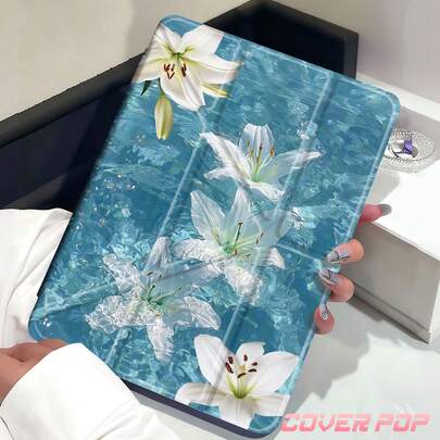 Ốp bảo vệ máy tính bảng đa năng tương thích với iPad Air M3 2025/M2 2024, Air 5 2022, Air 8 2026 (11/13 inch), (A16) 11 inch thế hệ thứ 11 2025, Galaxy Tab, Kindle Paperwhite thế hệ thứ 12 2024, v.v. Thiết kế họa tiết sóng nước và hoa ly trắng, mặt lưng trong suốt, kiểu dáng thời trang, chức năng tự động bật/tắt màn hình, bảo vệ bằng túi khí. Thích hợp sử dụng trong văn phòng hoặc làm quà tặng.