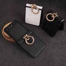 1 pieza Funda plegable de teléfono de piel sintética con relieve floral mate y lujosa, 1 pieza Accesorio de soporte de anillo con diamante artificial de moda para Samsung Galaxy Z Flip 7/7FE/5/4 5G Foldable Phone Protective Cover - Blanco - Ver 7