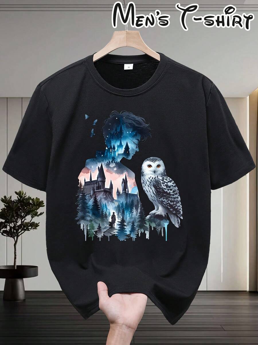 La camiseta de manga corta con cuello redondo para hombre de Warner Bros. x (Hedwig) es perfecta para el día a día. Su corte relajado y su diseño elegante la hacen ideal para vacaciones, fiestas y actividades al aire libre. Imprescindible para los amantes del estilo urbano, también es un regalo estupendo para cumpleaños o Navidad. - Negro - Ver 1