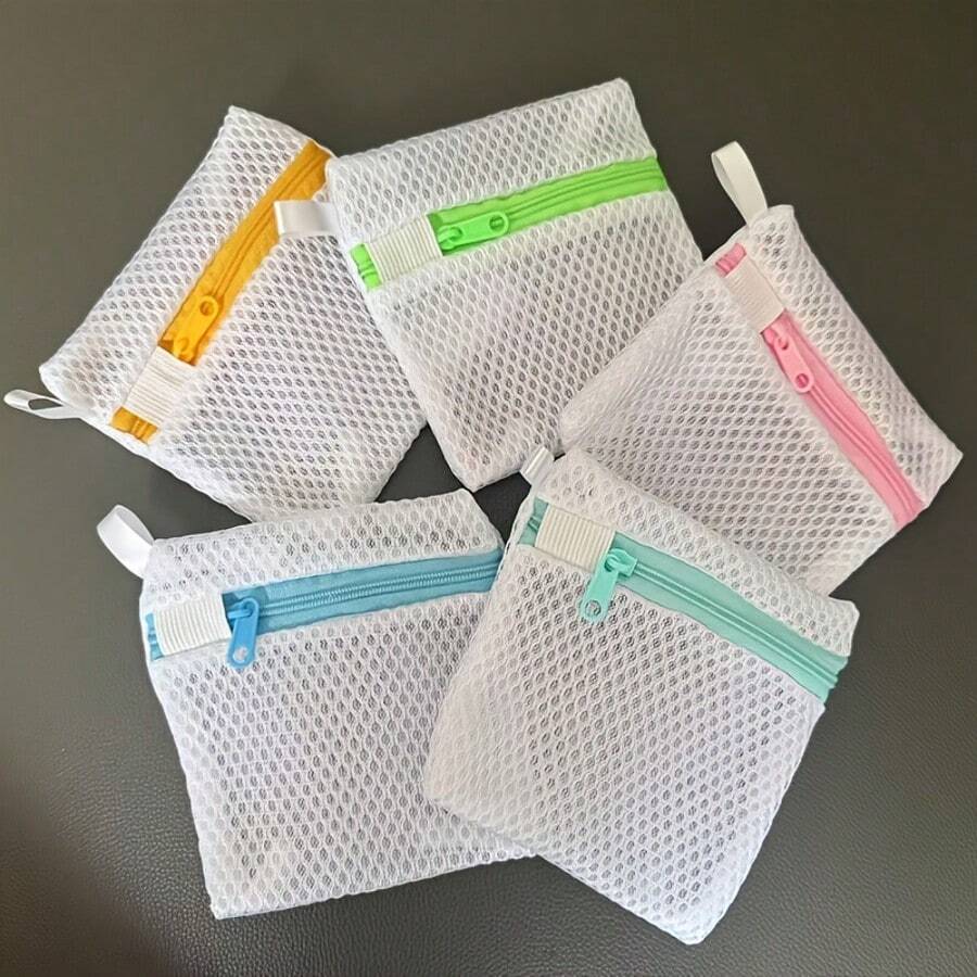 3个随机颜色方形洗衣机洗衣皂袋,可重复使用,可水洗,网眼布材质,小巧尺寸,适用于精致衣物、内衣、袜子等,是居家清洁收纳的理想之选。网眼细密,便携小巧,易于打理,是旅行必备的家居用品。 - 彩色 - 查看 1