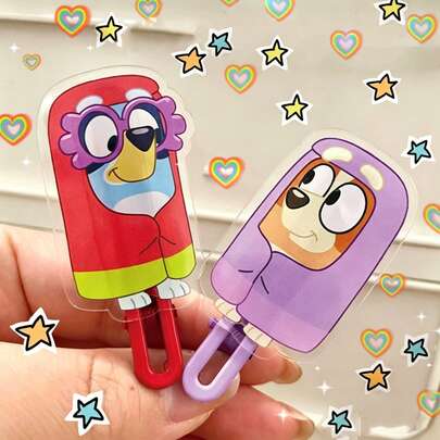 Bluey 2026年全新推出超萌布鲁伊周边商品！冰棒造型柔软可爱，完美还原布鲁伊和宾果的萌态。透明亚克力材质，色彩鲜艳细腻！马卡龙配色甜美可爱，款式随机发货。