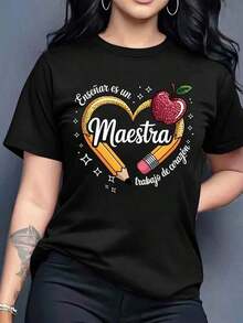 Playera estampada con la palabra Maestra en el centro y alrededor un lápiz en forma de corazón, una manzana y una frase en la parte de arriba y abajo Enseñar es un trabajo de corazón, diseño estampado, playera colorida, moderna, casual, cuello redondo, manga corta, ideal para llevarla a la escuela o al trabajo, holgada, a la moda, para uso diario. - Negro - Ver 12