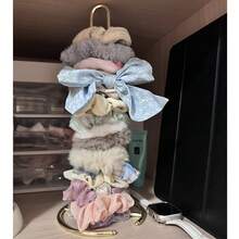 Giá đựng dây buộc tóc bằng kim loại màu vàng, dạng đứng, chứa được tối đa 35 dây buộc tóc, thiết kế tối giản, dùng được cả làm phụ kiện tóc và trang sức. - Vàng - Xem 1