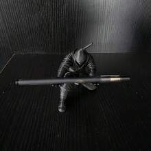 这款战士造型的笔筒，为您的办公桌增添一抹时尚气息。它可以收纳圆珠笔、钢笔、铅笔和各种文具用品，是馈赠亲朋好友的理想之选。 - A - 查看 8