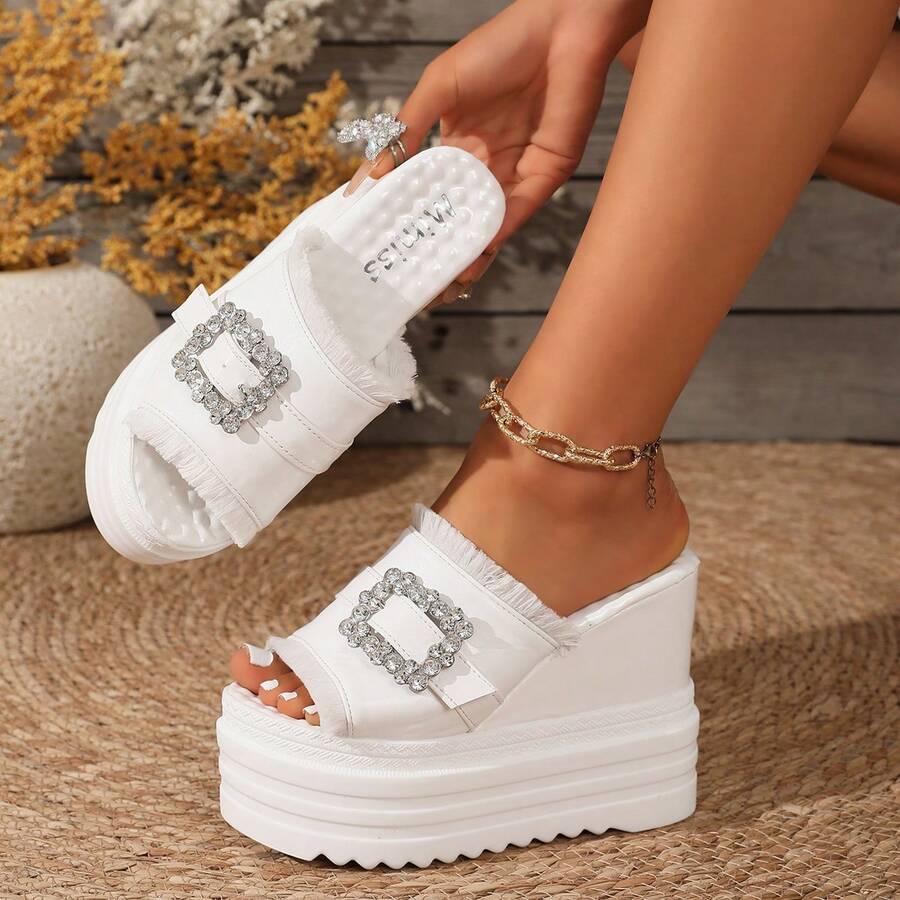 Dép xăng đan đế xuồng nữ, dép mùa hè đế dày, thiết kế chữ pha lê và viền lông, dép liền thân tăng chiều cao giúp thon gọn, quai đen cổ điển đơn giản, có thể phối với quần jeans, váy, quần short, đế chống trơn trượt và lót thoáng khí, thoải mái khi đi bộ và di chuyển, dép đi biển. - trắng - Xem 1