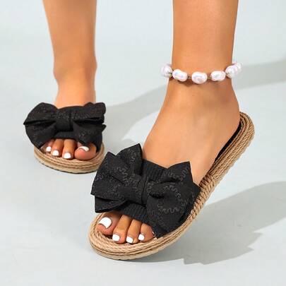 1双时尚蝴蝶结装饰沙滩拖鞋，平底，适合夏季户外穿着